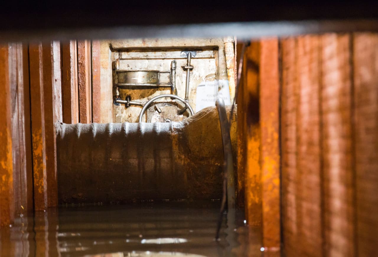 El túnel se encuentra iluminado por lo que "El Chapo" no tuvo complicaciones para salir.