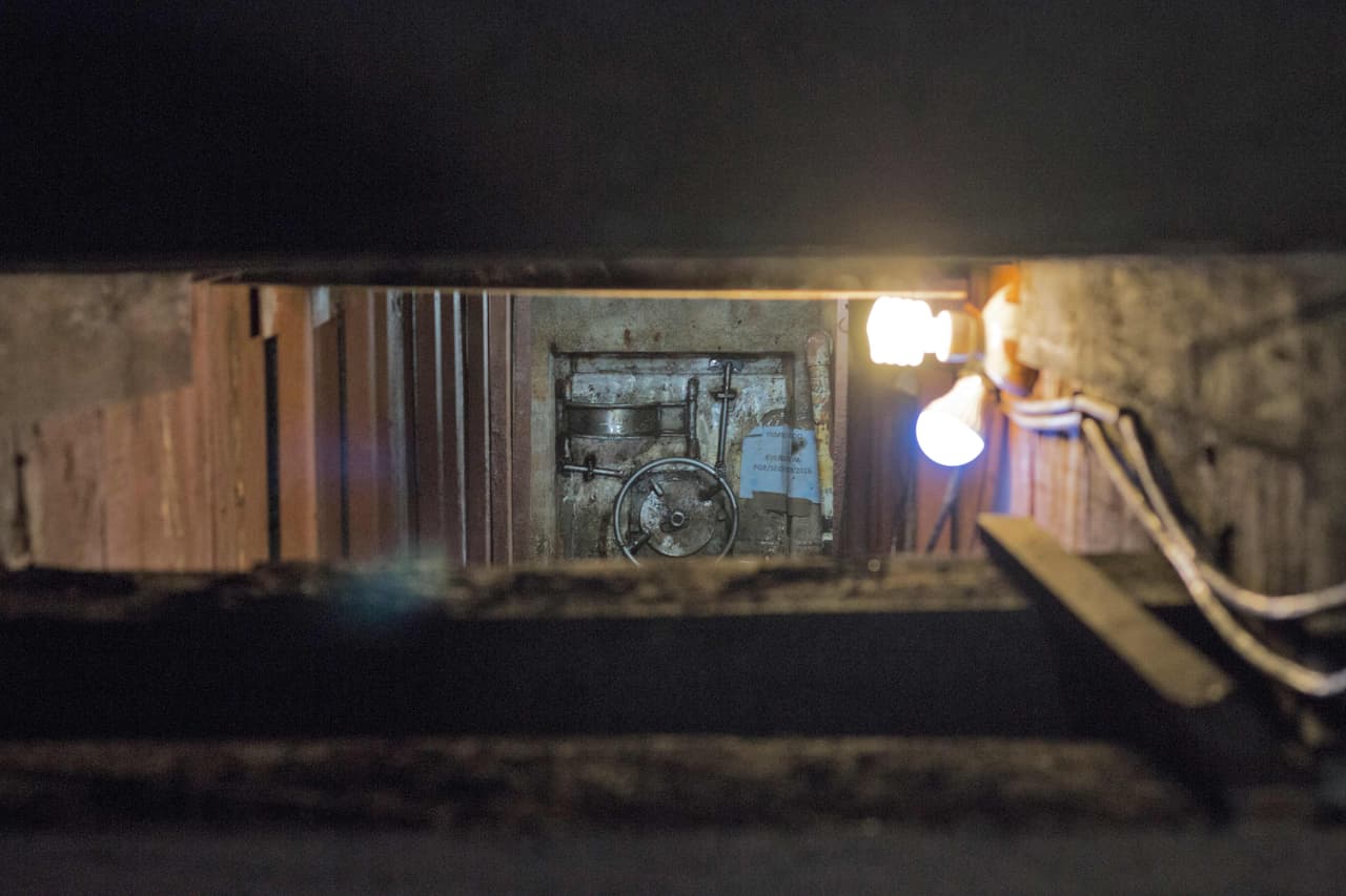 Una vez en el drenaje, el agua alcanzó la cintura de “El Chapo” y después se fue casi a gatas por la red pluvial. Cuando salió a la avenida, robó un auto y huyó pero más tarde fue detenido y recapturado.