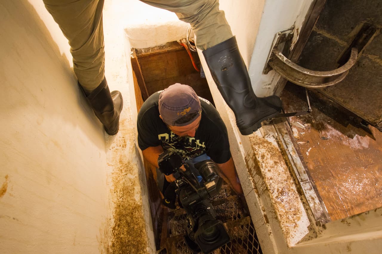Un túnel conectaba hacia el sistema de alcantarillas de la ciudad de Los Mochis. Aquí un camarográfo ingresa al mismo.