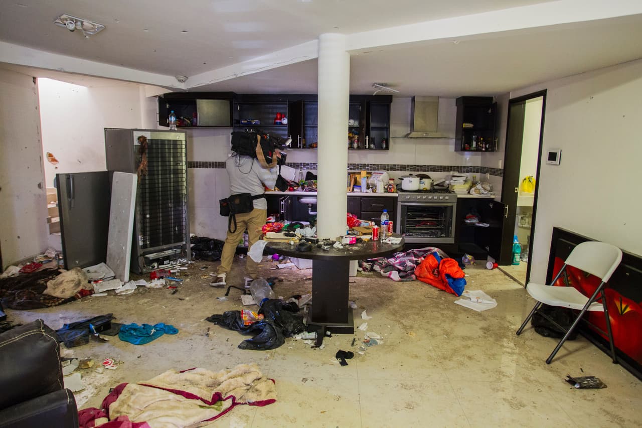 Una imagen de la cocina de "El Chapo". Los marinos entraron a un fraccionamiento en Los Mochis mientras eran recibidos con disparos.