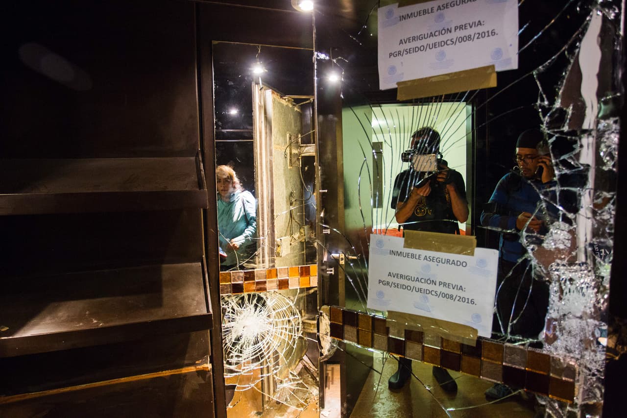 Atrás de un espejo que se encontraba en una de las habitaciones se encontró un túnel por donde Guzmán Loera escapó.