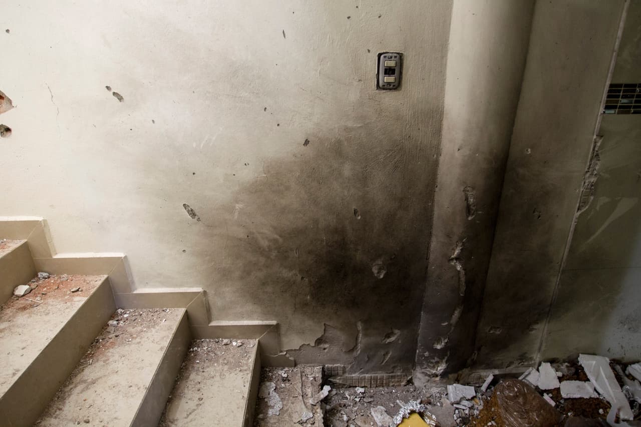 Una vista de las escaleras en el interior. En el operativo murieron cinco personas y un marino resulto herido.