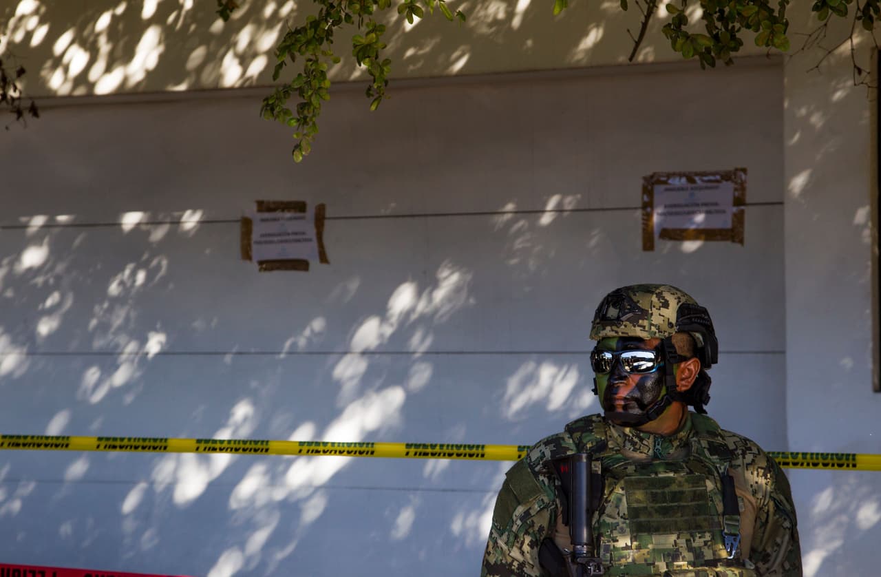 Un infante de la marina mexicana vigila la entrada de la casa en donde se encontraba "El Chapo" junto a sus sicarios.