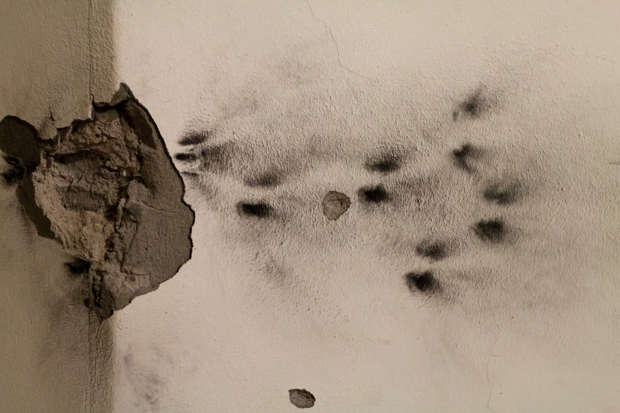 Varias paredes de la casa tienen las huellas del tiroteo en el que se enfrentaron militares y los sicarios de Guzmán. Se lanzaron granadas.