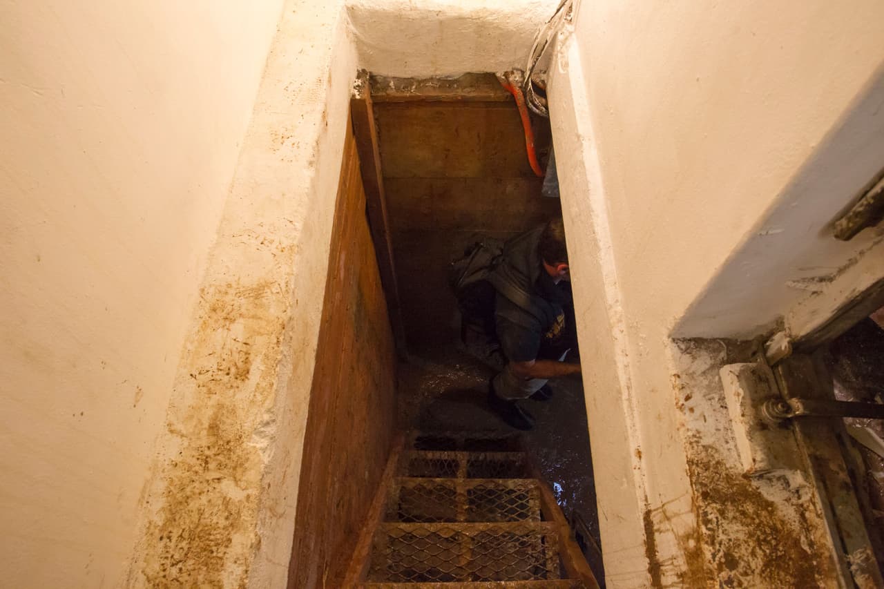 El capo trató huyó por el túnel construido en el drenaje.