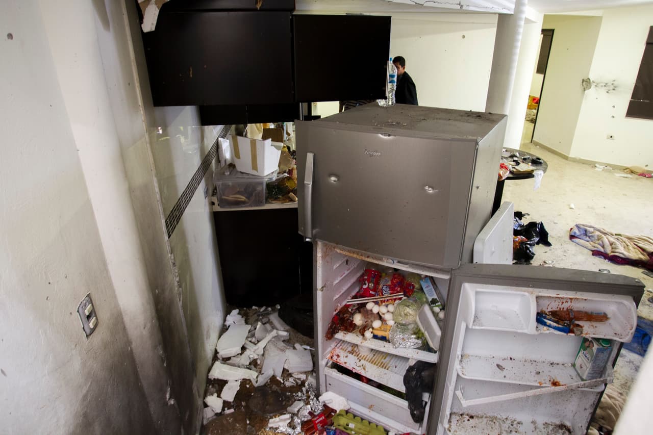 Los soldados, al ser atacados, respondieron a la agresión, por ello el desastre.