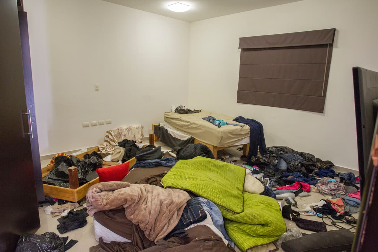 Una de las habitaciones de la casa en donde cinco criminales murieron durante la operación militar que dio lugar a la recaptura de "El Chapo" Guzmán, en Los Mochis, Sinaloa.