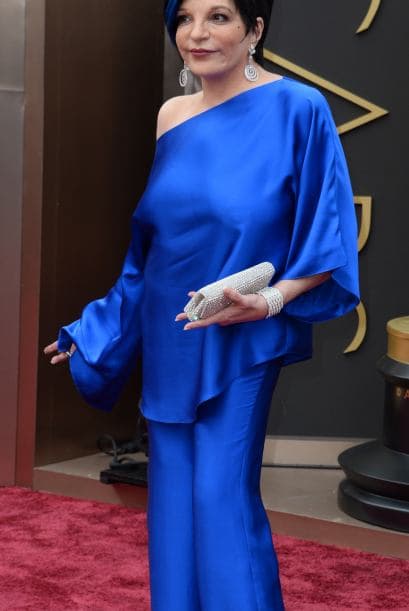 "Ella ha estado lidiando con los paparazzi durante años y conoce el juego de la fama".
<br>