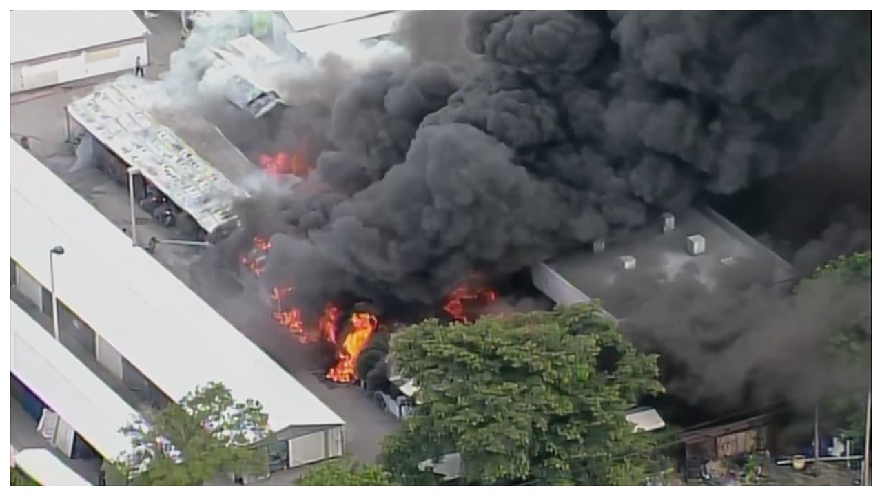 Bomberos combaten incendio en pulguero del noroeste de Miami-Dade: hay un herido