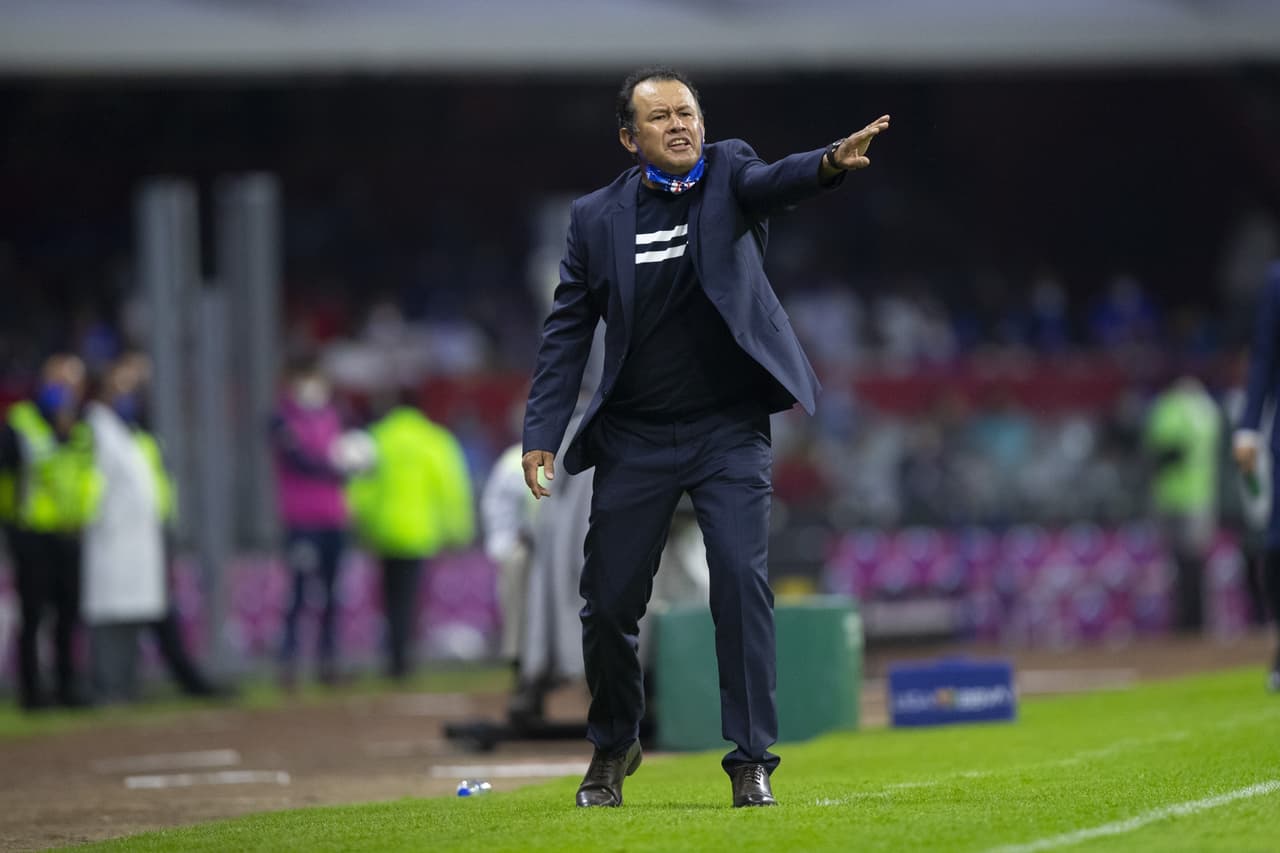 Juan Reynoso no paró de dar indicaciones desde el primer minuto de juego.