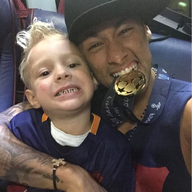Neymar y su hijo nos presumen su medalla de la Champions League con una gran sonrisa.