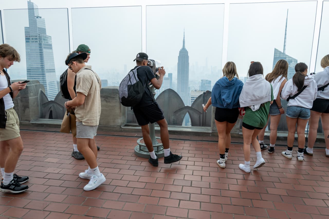 Turistas que habitualmente suben a los rascacielos para observar la ciudad se llevan una sorpresa ante la calidad del aire.