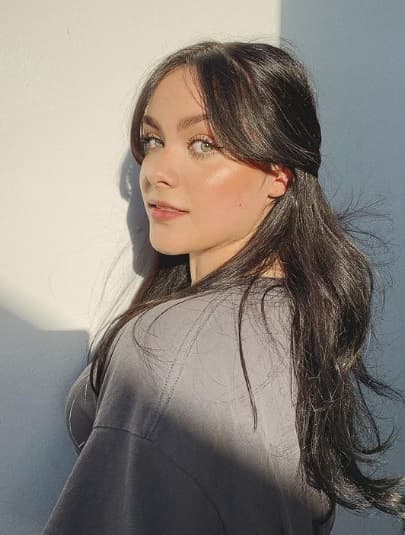 A sus 21 años, Angie cuenta con más de 600 mil seguidores tan sólo en Instagram, con quienes comparte momentos de su vida diaria y hasta sus creaciones musicales.