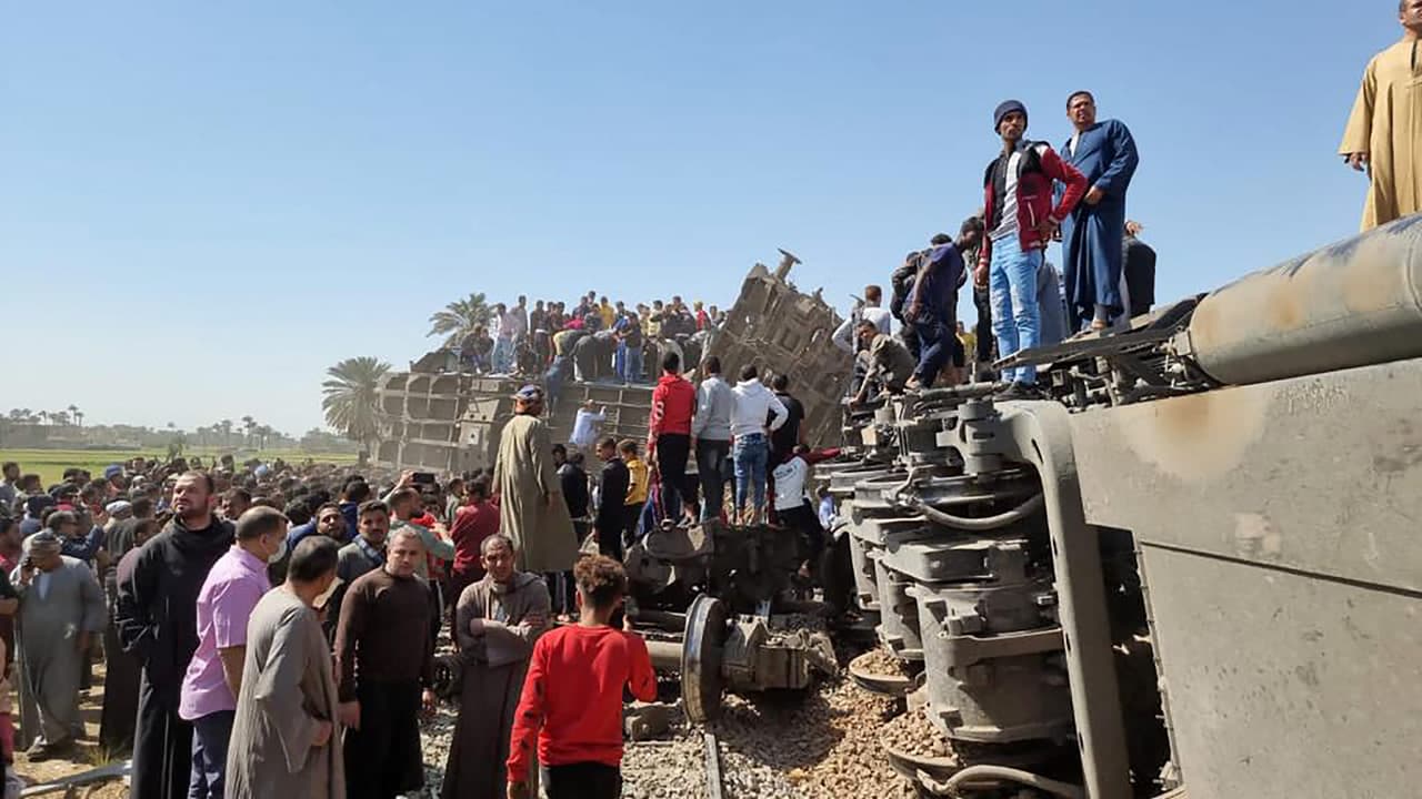 Un año antes, dos trenes de pasajeros chocaron en las afueras de la ciudad portuaria de Alejandría, lo que ocasionó la muerte de 43 personas. En 2016, al menos 51 personas murieron cuando dos trenes chocaron cerca de El Cairo.