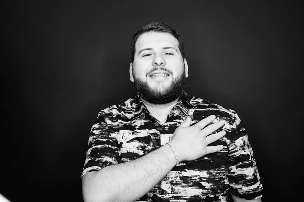 Con tantos conciertos, ya las fechas se le juntaron con la poda de árboles y su patrón lo tuvo que despedir y le recomendó dedicarse plenamente a la música.