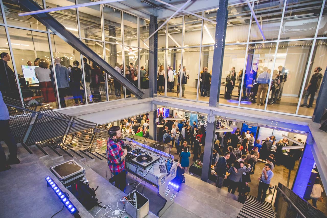 <b><a href="https://2023.phillytechweek.com/">Philly Tech Week (5 al 13 de mayo)</a></b>. Philly Tech Week celebra todo lo relacionado con la tecnología y la innovación dentro de la región del Gran Filadelfia. En agenda habrá: eventos de networking, sesiones de codificación y juegos y, por supuesto, fiestas.