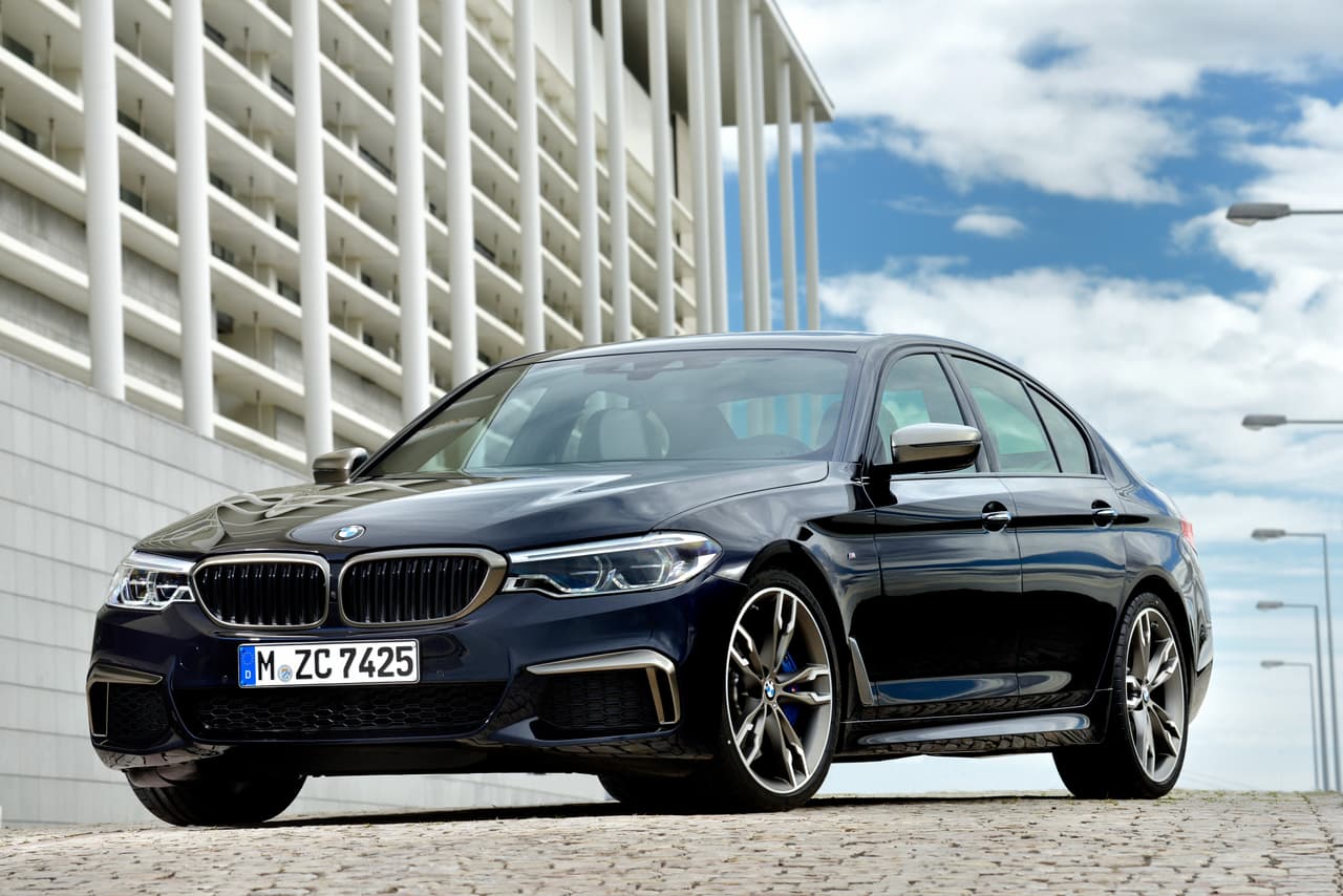 De acuerdo con BMW, este es el primero auto de la Serie 5 que, dadas sus modificaciones de M Performance, acelera de 
<b>0 a 62 millas por hora en menos cuatro segundos</b>, además, su velocidad está limitada electrónicamente a 
<b>155 millas por hora</b>.