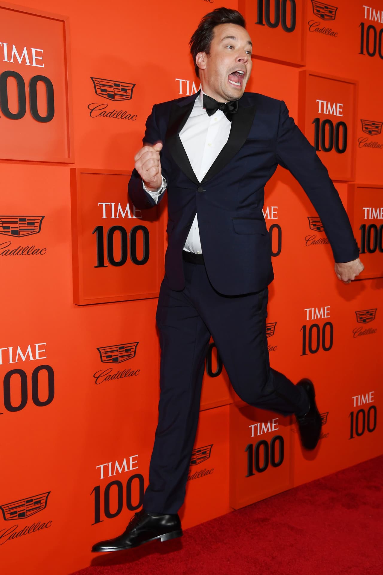 Y aunque no estuvo incluido en la lista de Time, el presentador Jimmy Fallon hizo gala de su buen humor mientras desfilaba por la alfombra roja.