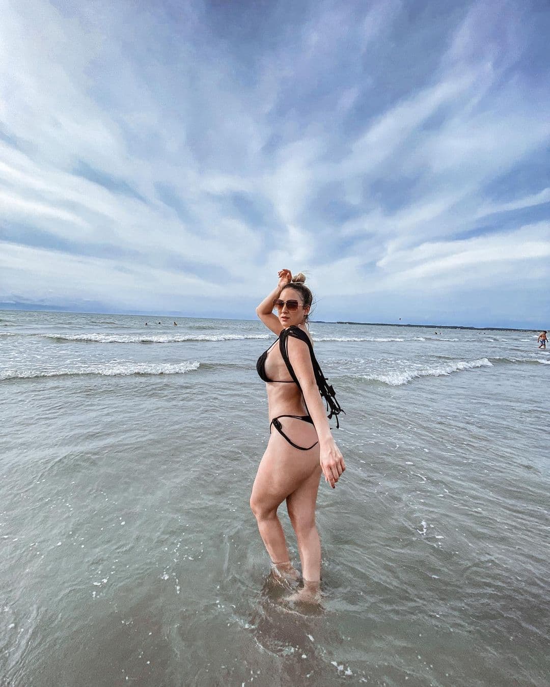 En la actualidad, a sus 28 años, la media hermana de Karol G es modelo, empresaria, amante de la naturaleza, el mar, los animales y fanática del ejercicio, la danza y el baile.