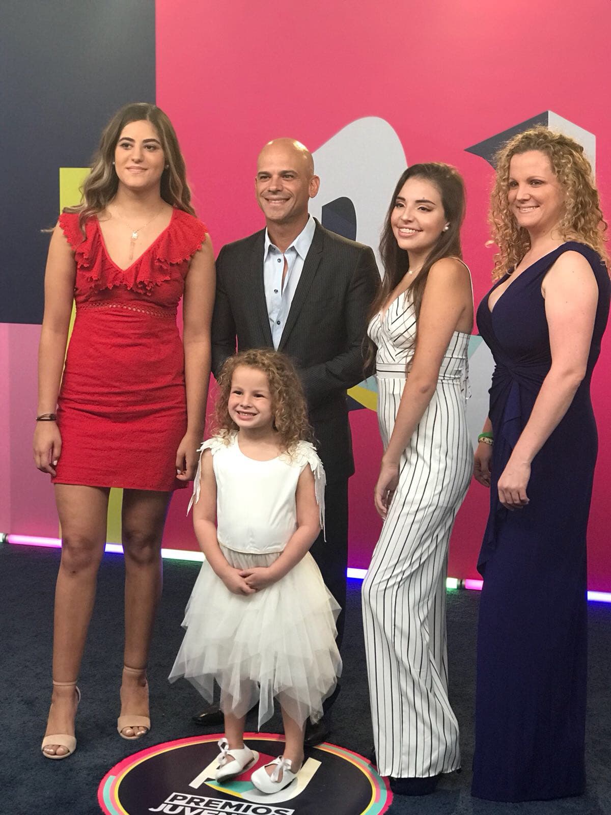 El Dr. Juan de Despierta América llegó acompañado por su familia.