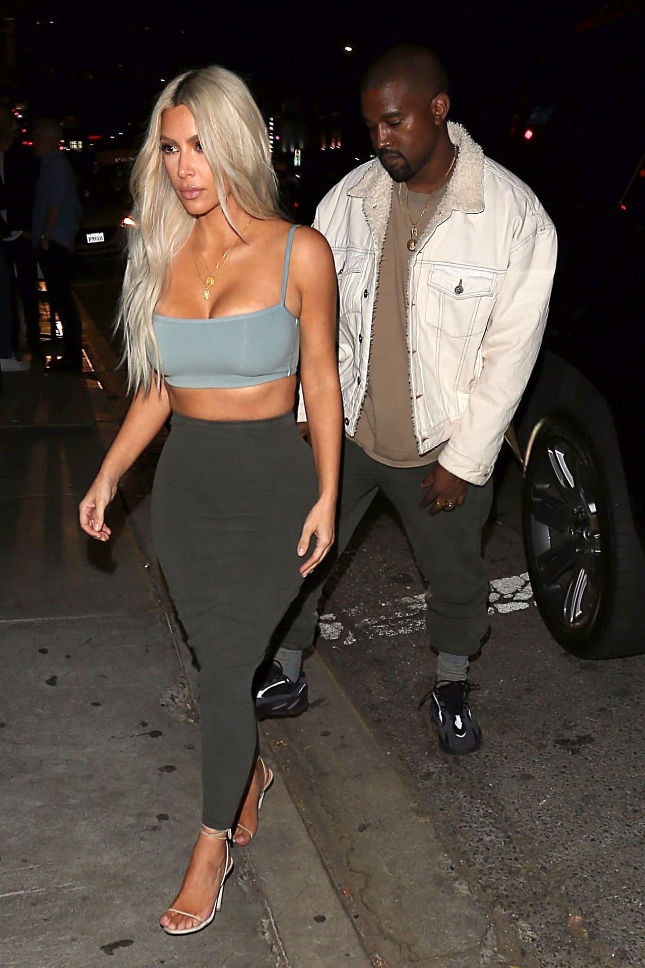 Pero al parecer, Kanye West no estaba muy entusiasmado por festejar al lado de la familia Kardashian-Jenner, pues aunque Kim sí sonreía, el productor se mostró enfadado.