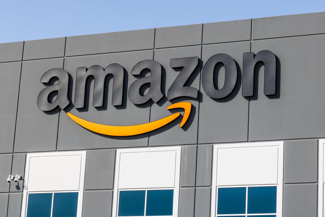 <b>Amazon</b>.
<br>
<br>El gigante de las compras en línea llevó el salario mínimo para todos sus empleados en Estados Unidos a 15 la hora, en 2018.
<br>
<br>“Hemos visto el impacto positivo que esto ha tenido en nuestros empleados, sus familias y sus comunidades",
<a href="https://www.aboutamazon.com/impact/economy/15-minimum-wage"><u>se lee en el sitio web de la empresa</u></a> . “Desde entonces, hemos estado presionando al Congreso para que aumente el salario mínimo federal”, agrega.