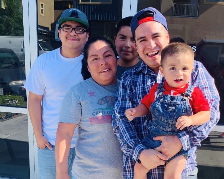 Liberan a joven detenido por ICE gracias a jugadores de la NFL que pagaron su fianza