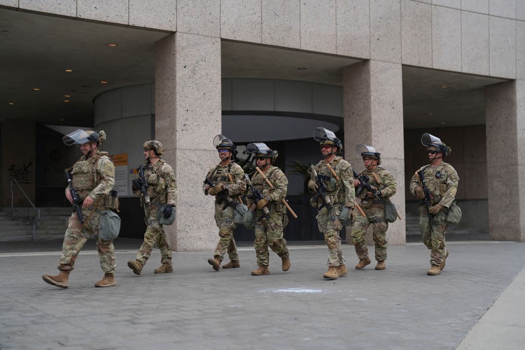 El Brennan Center for Justice destaca esta movilización de la Guardia Nacional como la primera, en décadas, en ser activada sin que lo solicite el gobernador de estado.