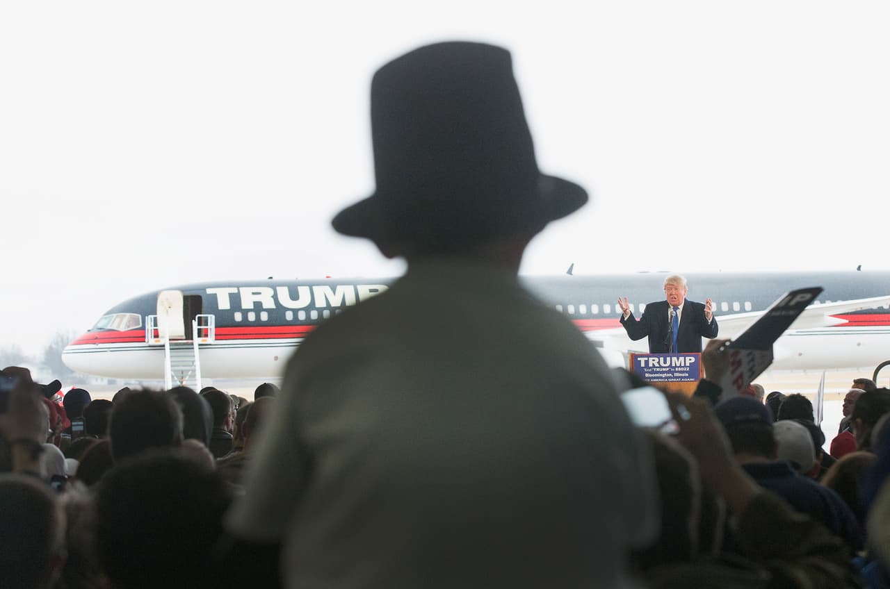 Donald Trump durante su discurso en Bloomington, Illinois.