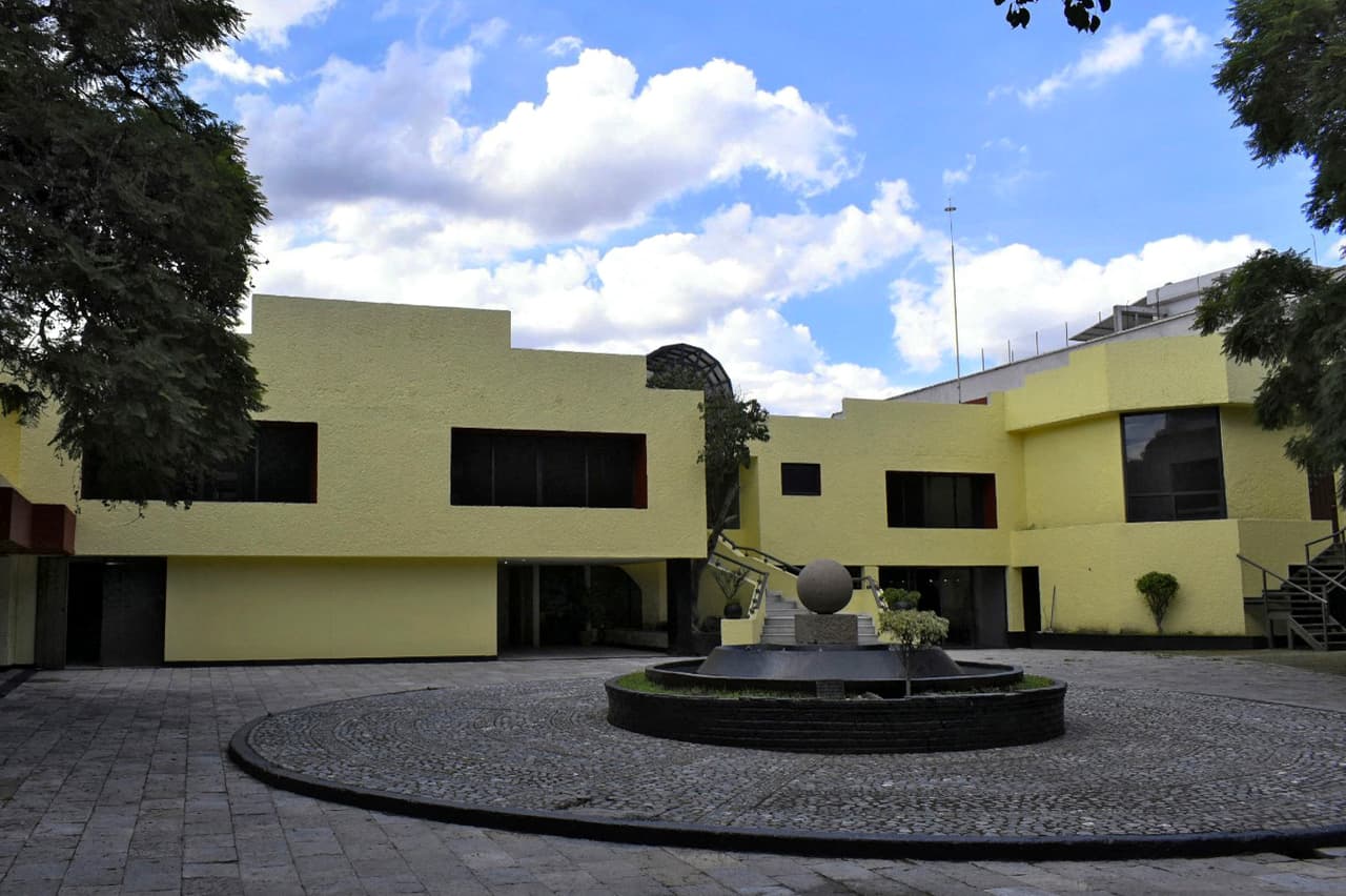 La residencia está ubicada en la adinerada colonia Jardines del Pedregal, en la Ciudad de México.