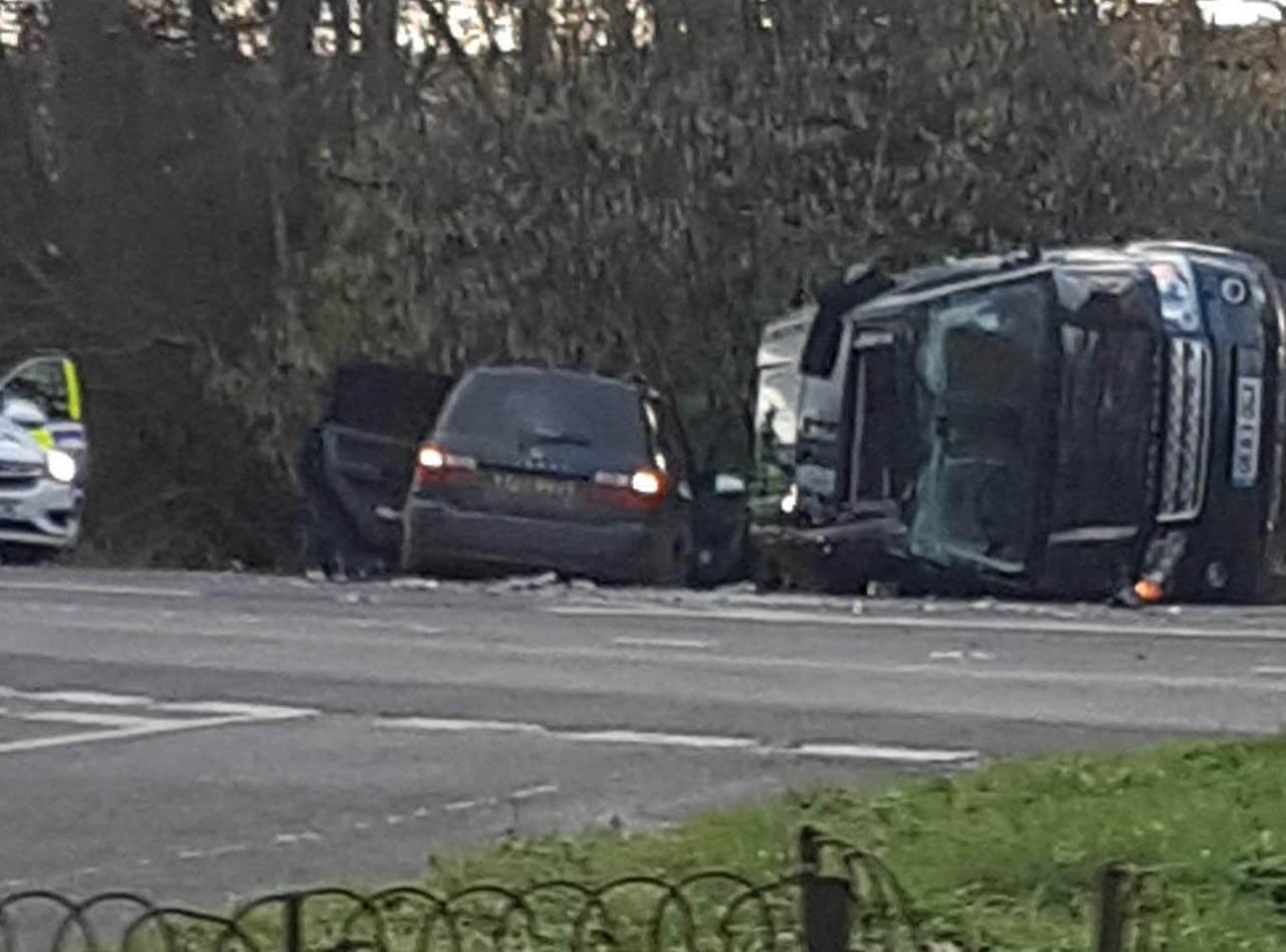 El auto volcó de costado después de chocar con el Kia en el que viajaban dos mujeres y
<b> un bebé de nueve meses</b>. Las mujeres sufrieron heridas leves, por lo que fueron llevadas al hospital de donde fueron dadas de alta después de unas horas.