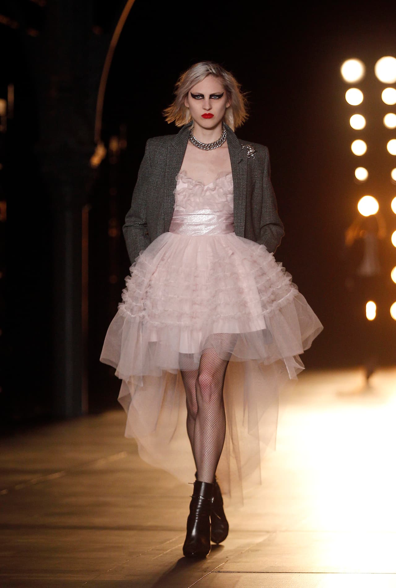 Pero esta temporada puedes rockear tu look con un diseño corto o largo, en tonos pasteles, junto con una chaqueta de cuero y botas.