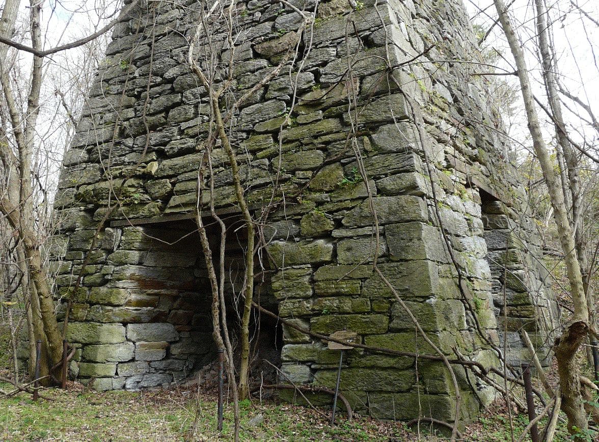 Una vez allí, podrás disfrutar del esplendor invernal de las cataratas y un horno de cal del siglo XIX para explorar.