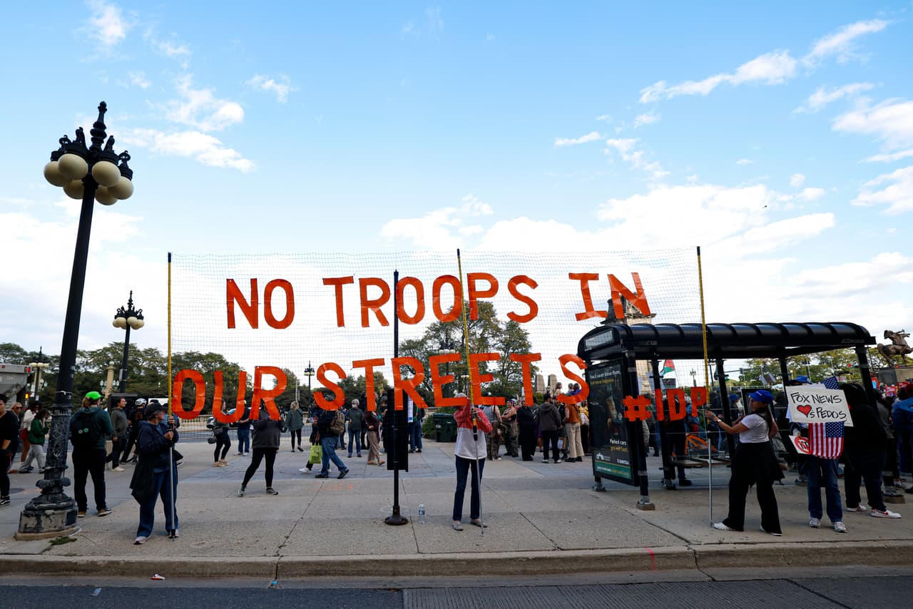 Para responder a ese temor, los organizadores repartieron trípticos y tarjetas con información sobre los derechos de los inmigrantes, con el fin de que las familias conozcan cómo actuar en caso de un encuentro con agentes federales.