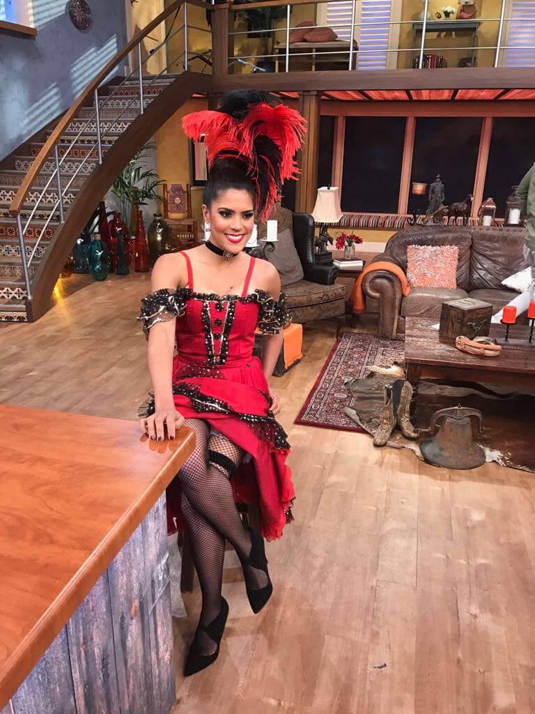 A Francisca Lachapel le sienta muy bien este look, con plumas y medias de red.