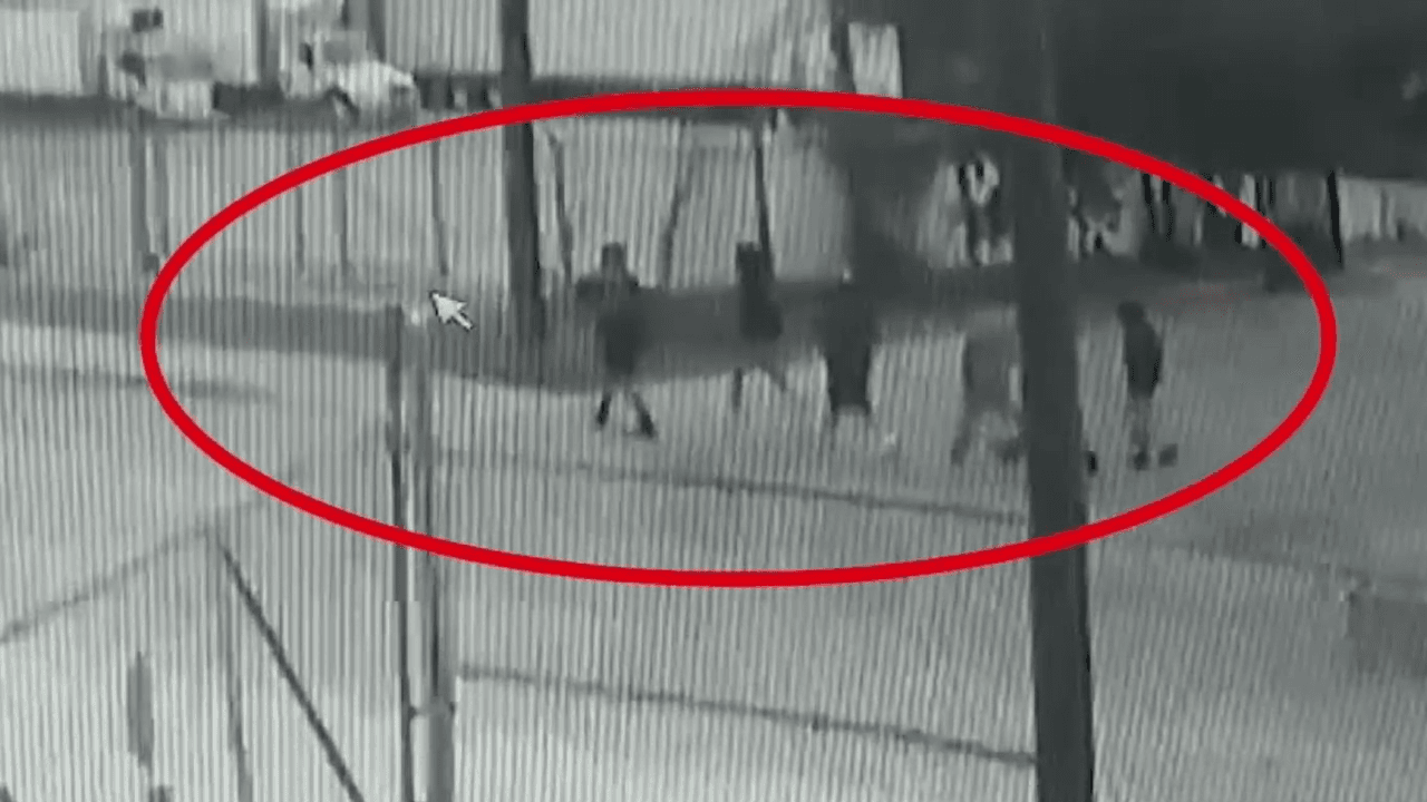 Simón fue asesinado el pasado 16 de abril, a una cuadra y media de Brewer Academy, de SAISD. Un grupo de unos siete jóvenes supuestamente estaban golpeando a Simón. Después, uno de ellos sacó una pistola y le disparó.