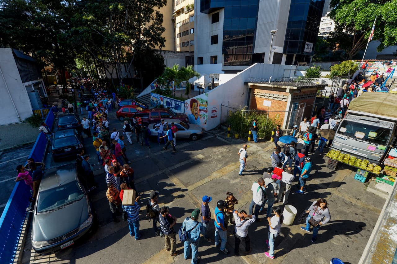 En la sede principal del Banco Central de Venezuela, las filas de personas que aguardaban para canjear sus viejos billetes de 100 bolívares se prolongaban hasta por 18 cuadras a la redonda este jueves 16 de diciembre.