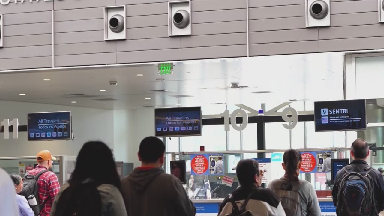 ¿Perdiste o te robaron tu 'Green Card' visitando otro país? Esto es lo que debes hacer