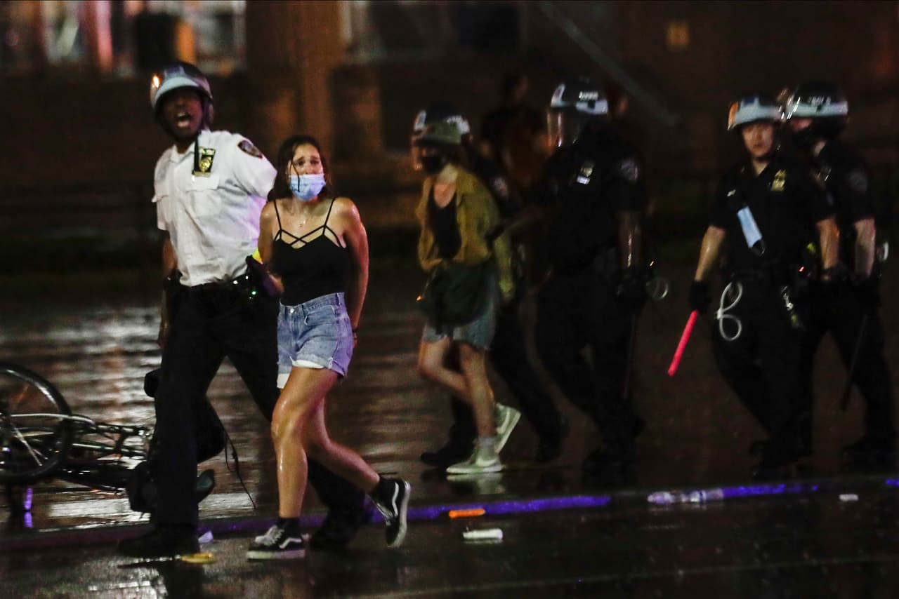 Decenas de personas que protestaban por el asesinato de George Floyd la noche de este miércoles fueron arrestadas después de que entró en vigencia un toque de queda.