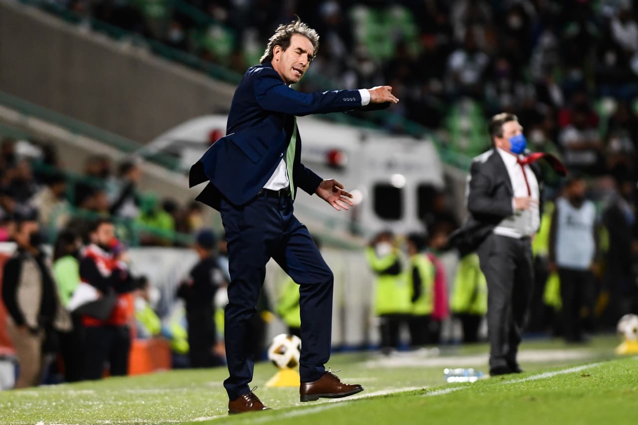 Guillermo Almada dirigiendo a Santos ante Tigres en la ida de los Cuartos de Final.