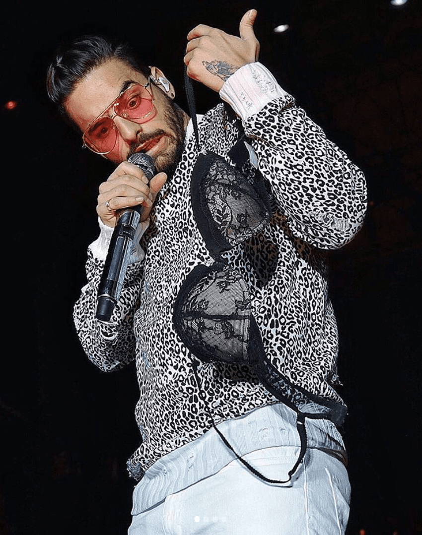 Un brasier del público se le quedó enredado en los dedos. "
<a href="https://www.instagram.com/explore/tags/leon/">#Leon</a> gracias por abrirme sus puertas nuevamente y permitir cantar nuevamente para ustedes, LOS AMO", dijo el cantante en su Instagram.