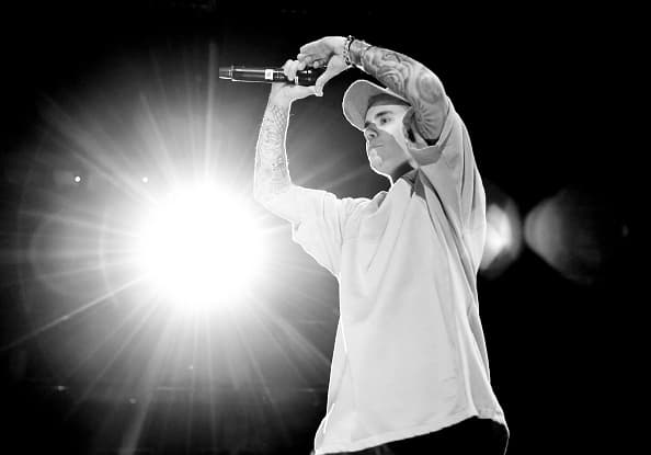 El cantante de 25 años de edad escribió que los "altibajos" en su vida artística lo llevaron al 
<b><a href="https://www.univision.com/musica/justin-bieber-dijo-que-su-madre-le-dio-drogas" target="_blank">consumo de "drogas duras"</a></b> desde que tenía 19.