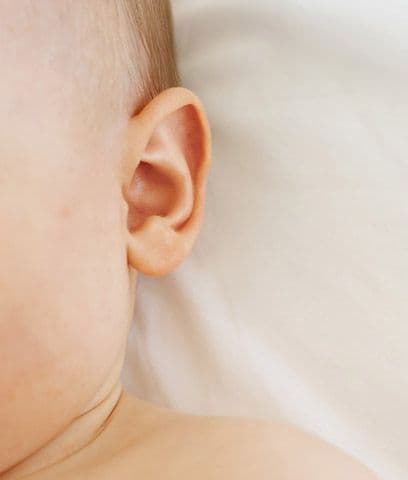 Muchas veces se confunde la enfermedad de Manos, pies, boca con dolores derivados de la dentición en bebés, dolor de garganta o
<a href="https://www.univision.com/noticias/salud/remedios-caseros-para-el-dolor-de-oido"> infección de oído</a>. 
<br>