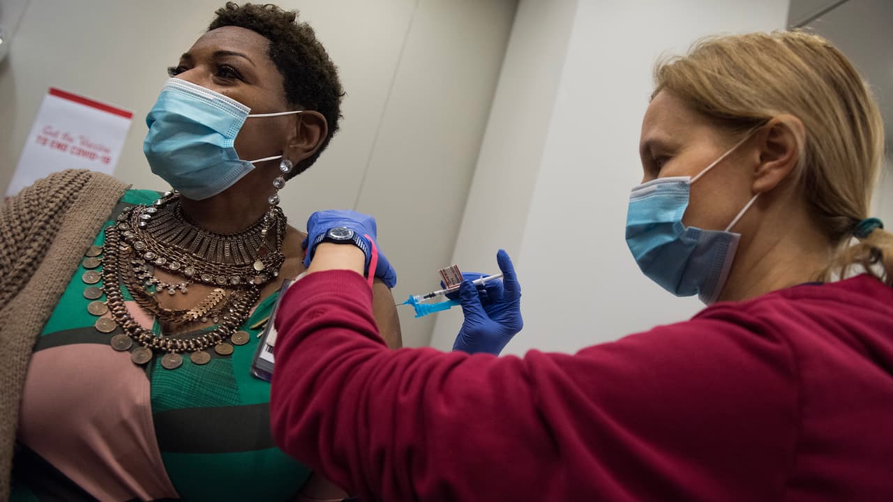 Las personas que hasta el momento no han sido vacunadas contra el 
<b><a href="https://www.univision.com/temas/coronavirus">covid-19 </a></b>no necesitan registrarse, simplemente llegar al 
<b><a href="https://www.nrgpark.com/" target="_blank">estadio NRG</a></b>. 
<br>