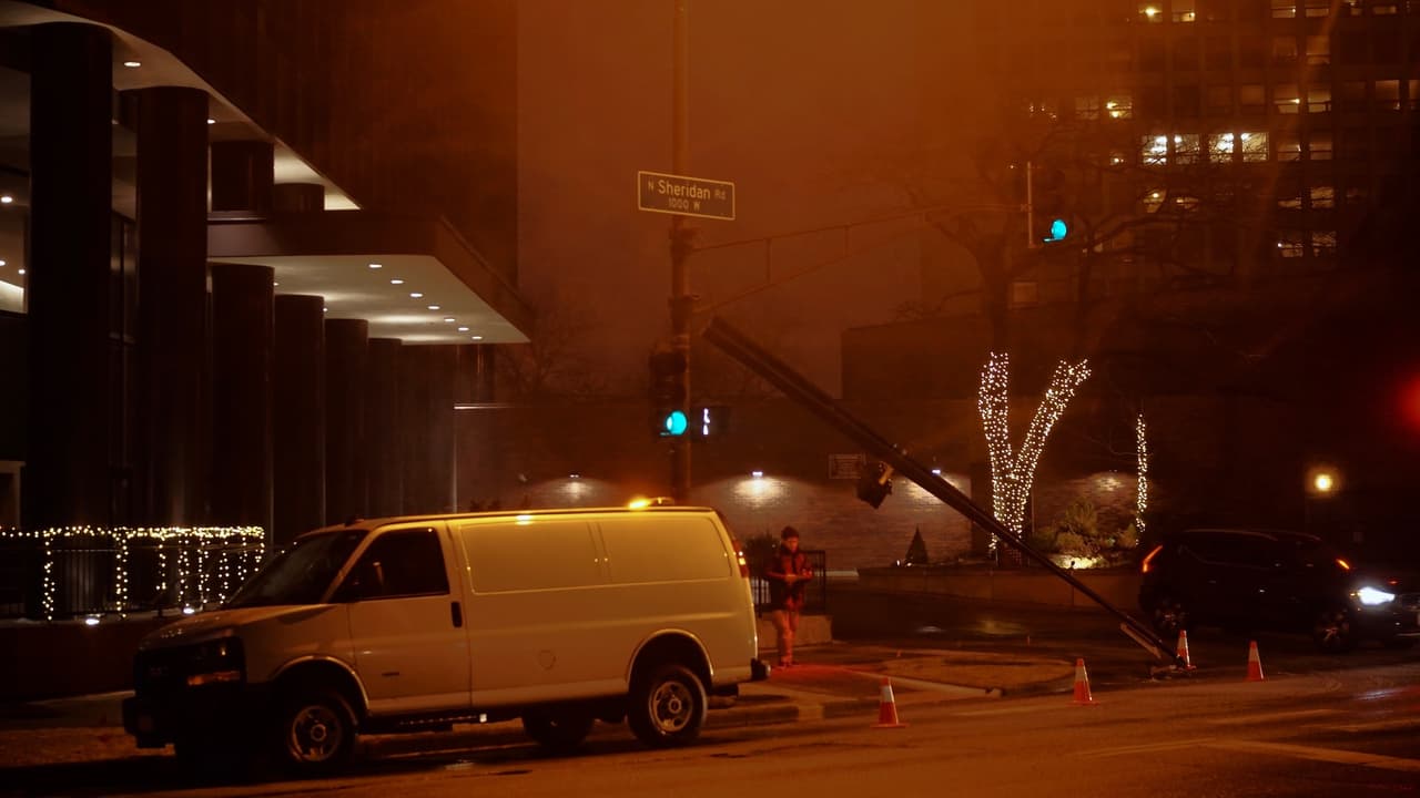 La fuerza del viento fue tal, que
<a href="https://www.univision.com/local/chicago-wgbo/el-fuerte-oleaje-en-el-lago-michigan-provoca-danos-en-rogers-park-y-evanston-video">provocó daños en calles</a>, haciendo que se rompieran objetos en la calles, desde faros y semáforos, hasta ramas.