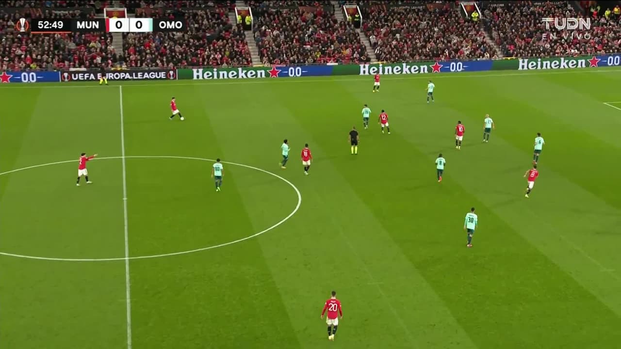 ¡TIRO ATAJADO! disparo por Bruno Fernandes.