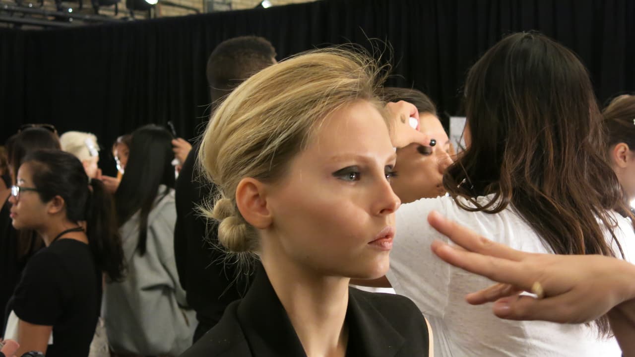 El maquillaje de este desfile de 
<a href="http://www.taoraywang.com/">Taoray Wang</a> en 
<a href="http://nyfw.com/">NYFW</a> estuvo a cargo de la marca de belleza 
<a href="http://www.bobbibrowncosmetics.com/offers-landing-page?&cm_mmc=Paid_Search-_-Google-_-Brand_TM-_-bobbi%20brown">Bobbi Brown</a>.