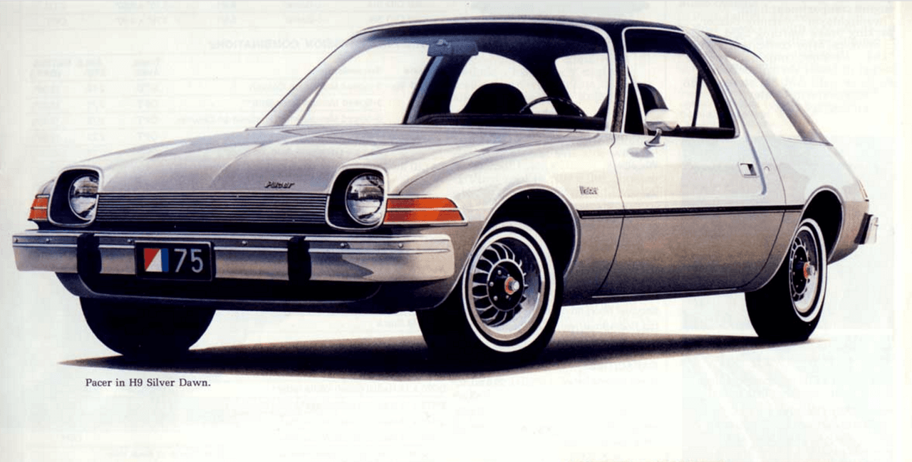 3. 
<b>AMC Pacer 1975-1980</b>: La década de los 70 vio el nacimiento del subcompacto americano. Fue un parto doloroso. EEUU no sabía hacer mini autos por lo que los primeros esfuerzos fueron desastrosos. El peor fue el AMC Pacer, que aunque fue 
<b>diseñado para funcionar con un liviano motor rotativo, terminó con un pesado V6 bajo el capó</b> que destruyó sus dinámicas de calle. El hecho de ser desproporcionado y feo tampoco lo ayudó mucho.