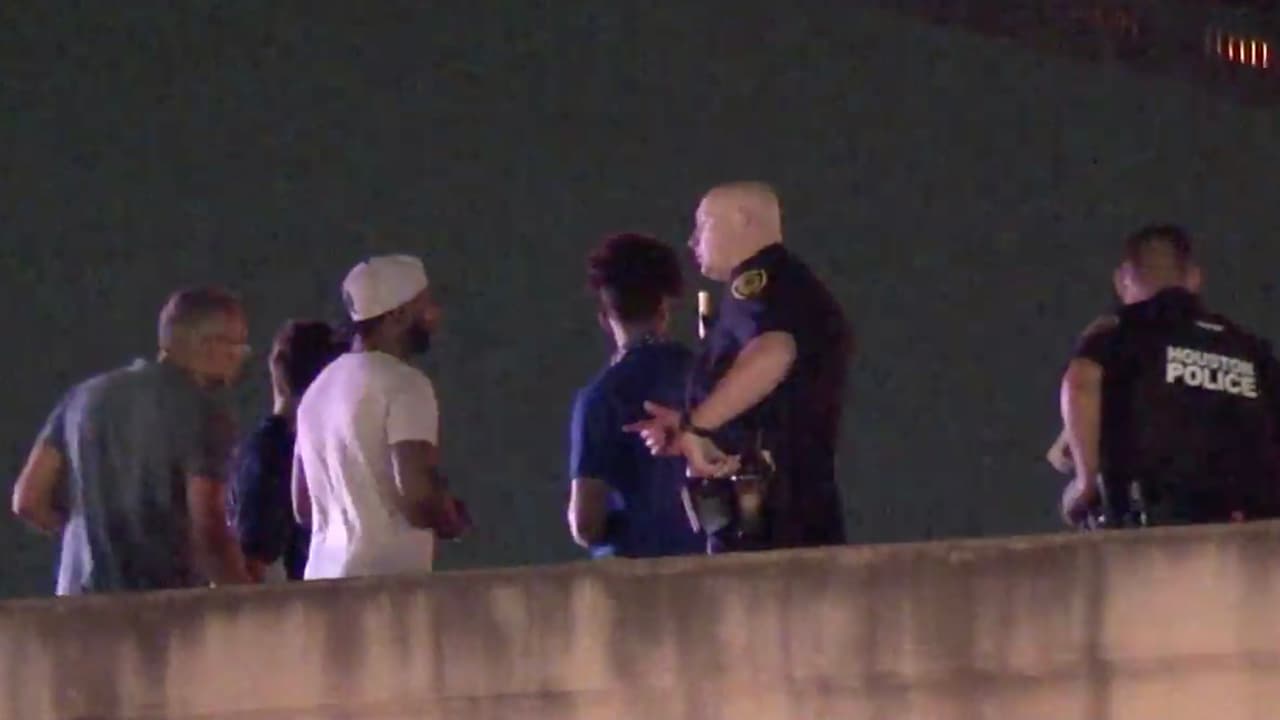 La policía de Houston solicita el apoyo del público para ubicar a los responsables, porque no tienen descripción de los vehículos.