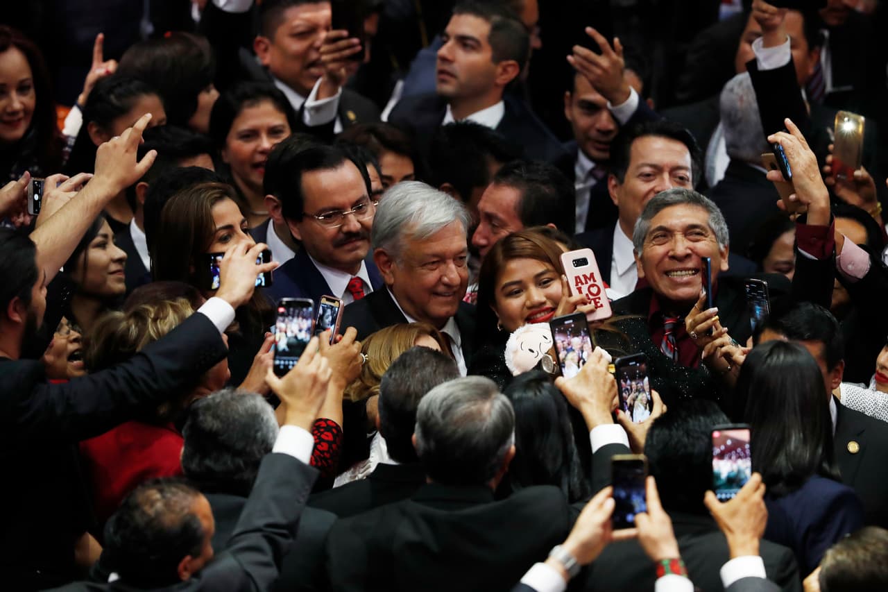Así llegaba, de manera un poco tumultuosa, Andrés Manuel López Obrador al Congreso Nacional para ser juramentado.